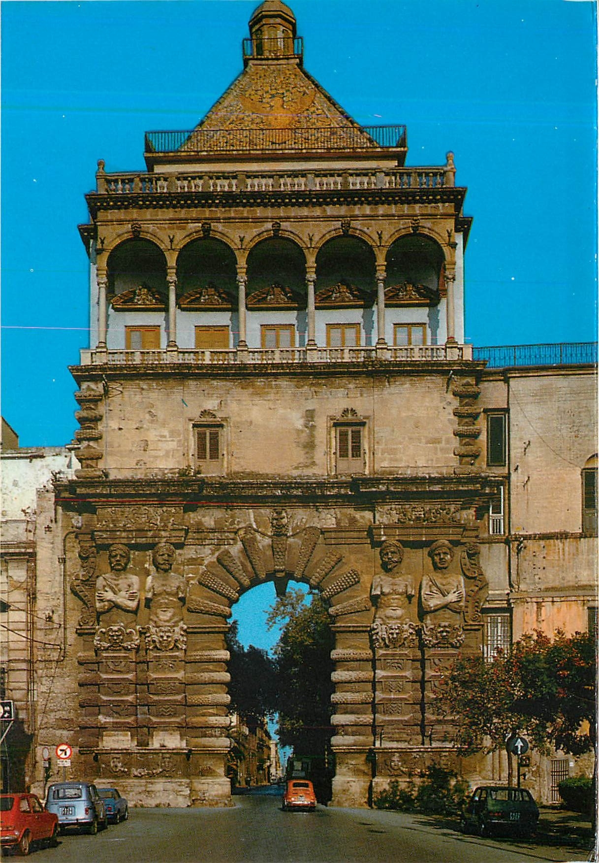 CPA Palermo Porta Nuova con veduta dei giganti 