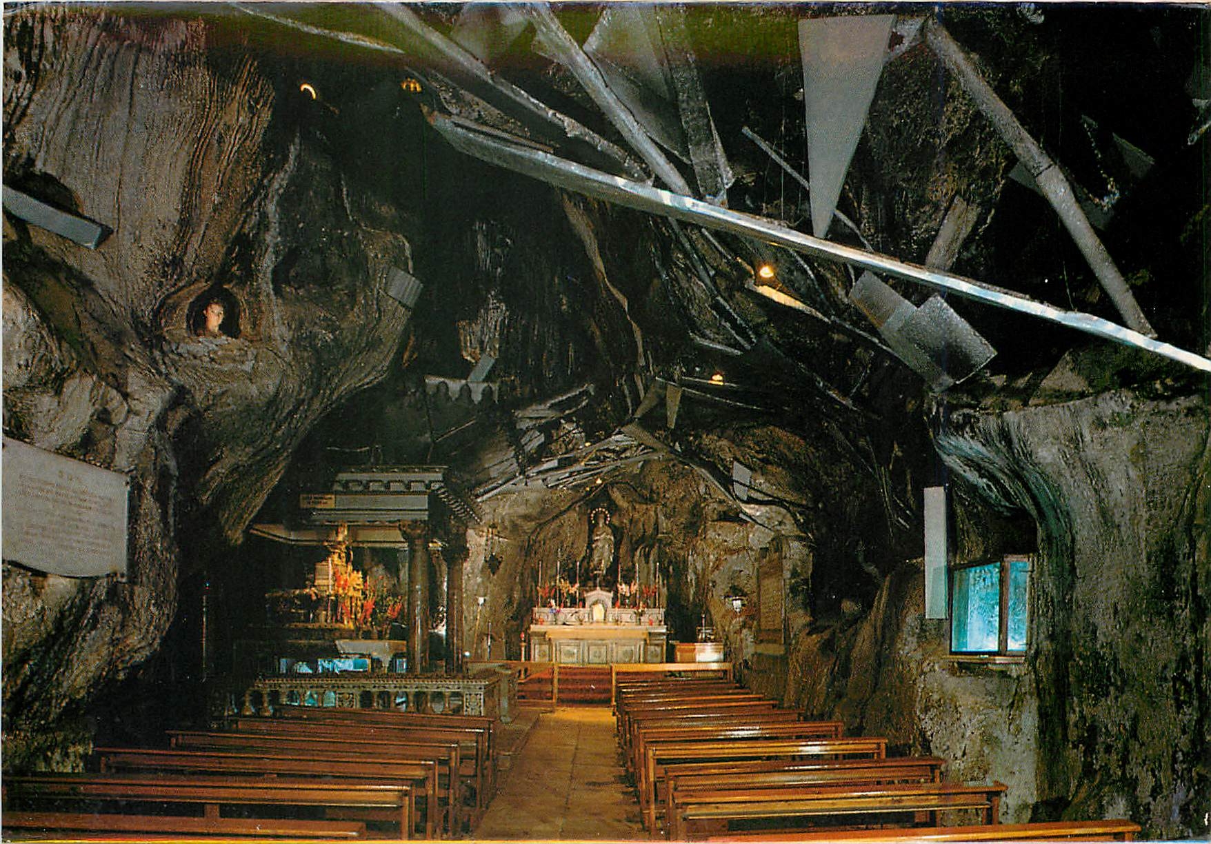 CPA Palermo Monte Pellegrino Interieur de la grotte de Sainte Rosalia 