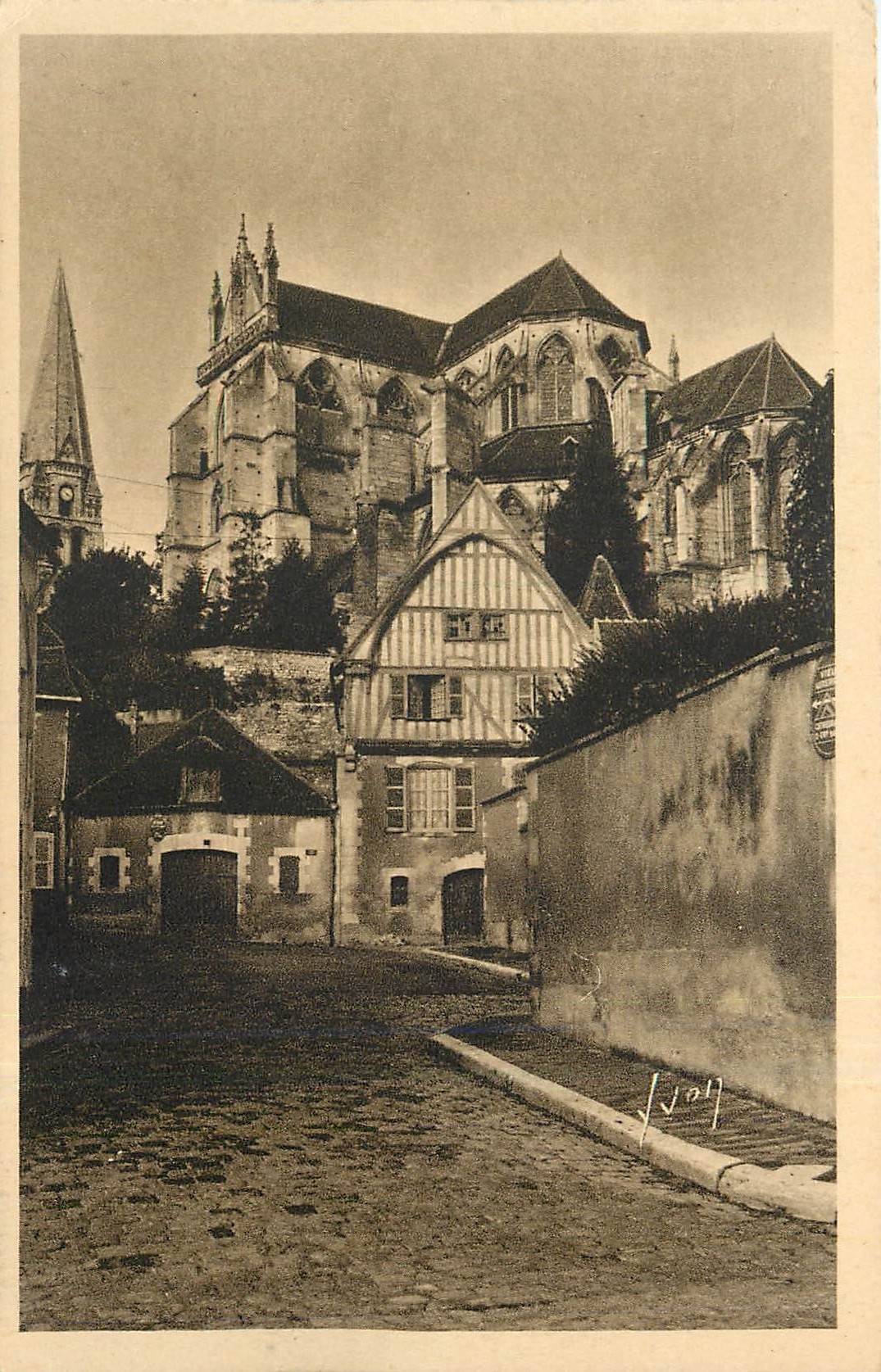 CPA Auxerre Yonne Abbaye St Germain et vieille Maison Place Courbet 