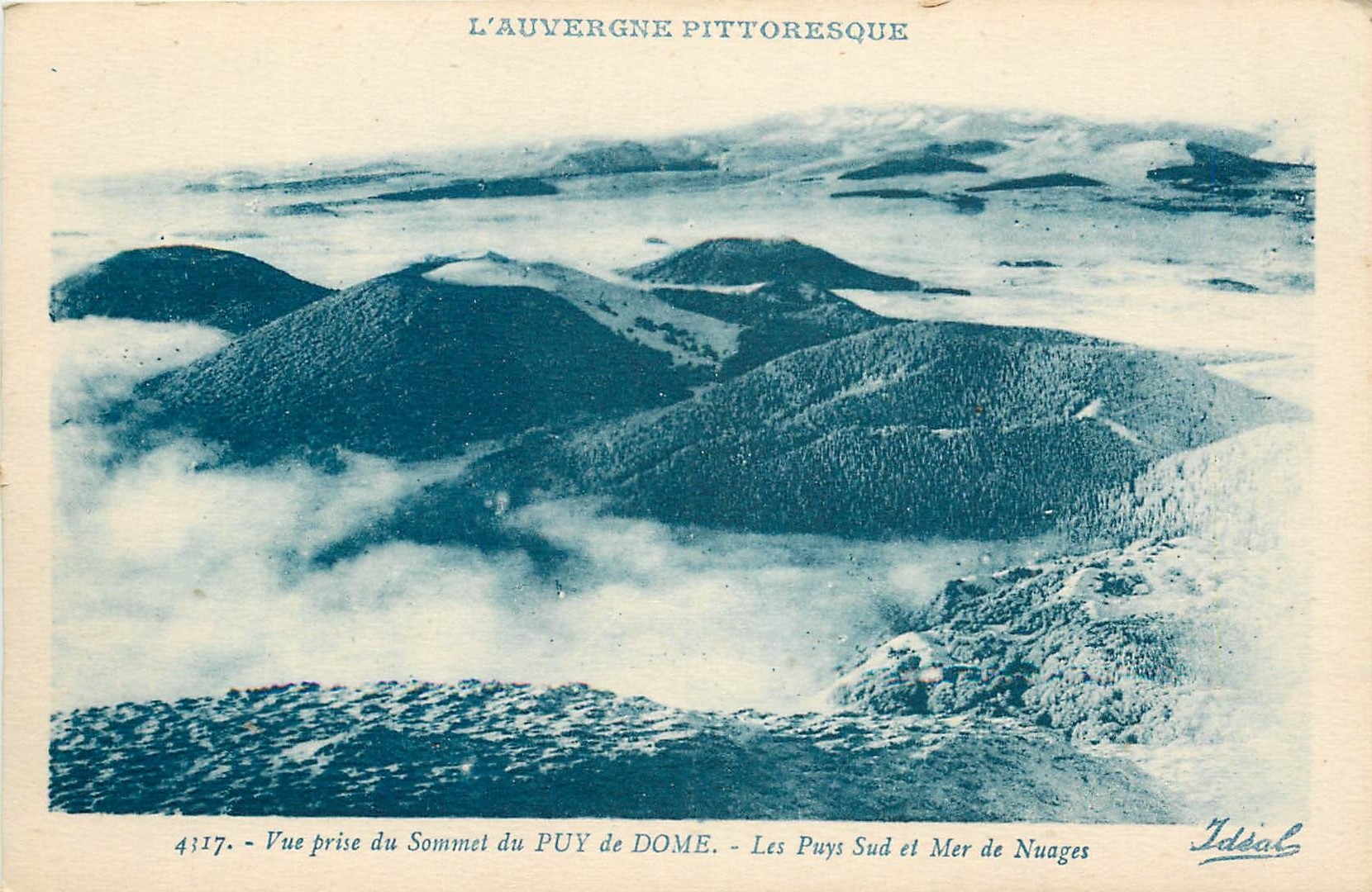 CPA L'Auvergne Pittoresque Vue prise du Sommet du Puy de Dome Les Puys Sud et Mer de Nuages 