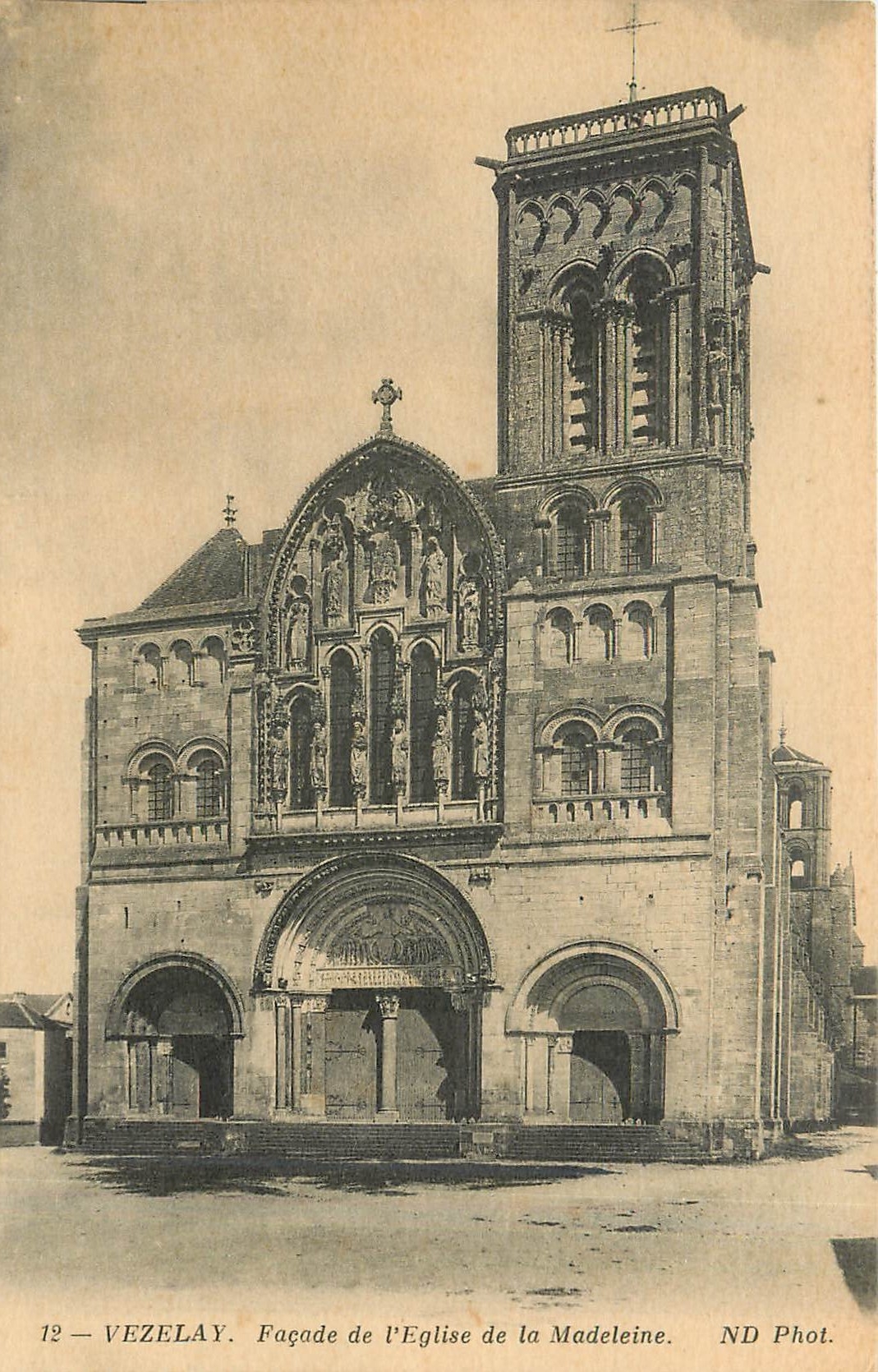 CPA Vezelay Facade de l'Eglise de la Madeleine 