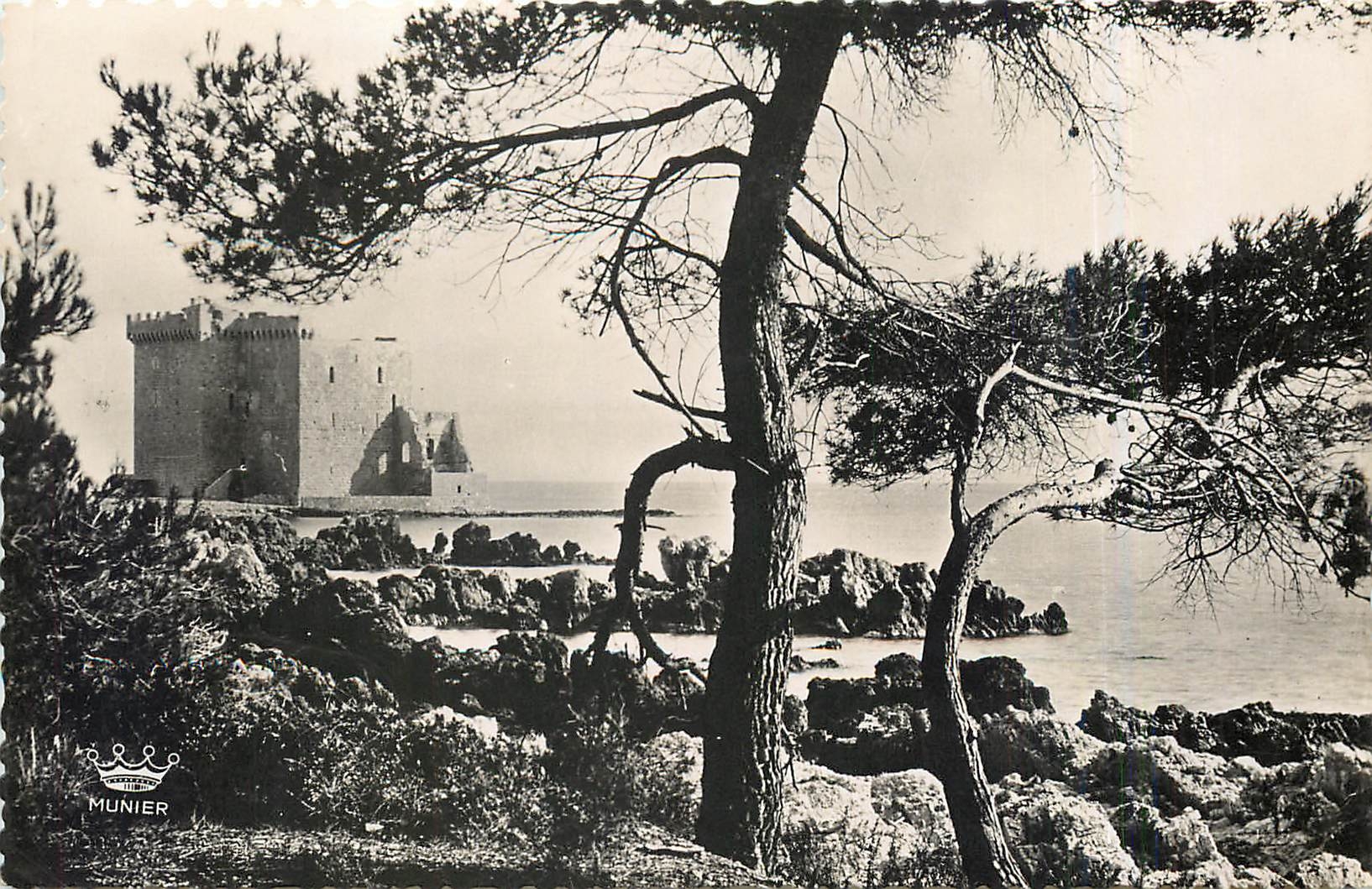 CPA Environs de Cannes Ruines du Vieux Chateau Fortifie de l'Abbaye de Lerins 
