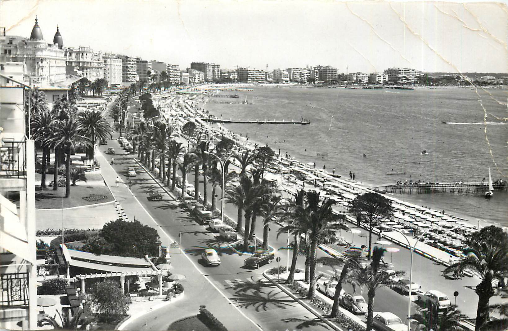 CPA Cannes Le Boulevard de la Croisette avec le Cariton le Miramar le Martinez et les Nouveaux immeu