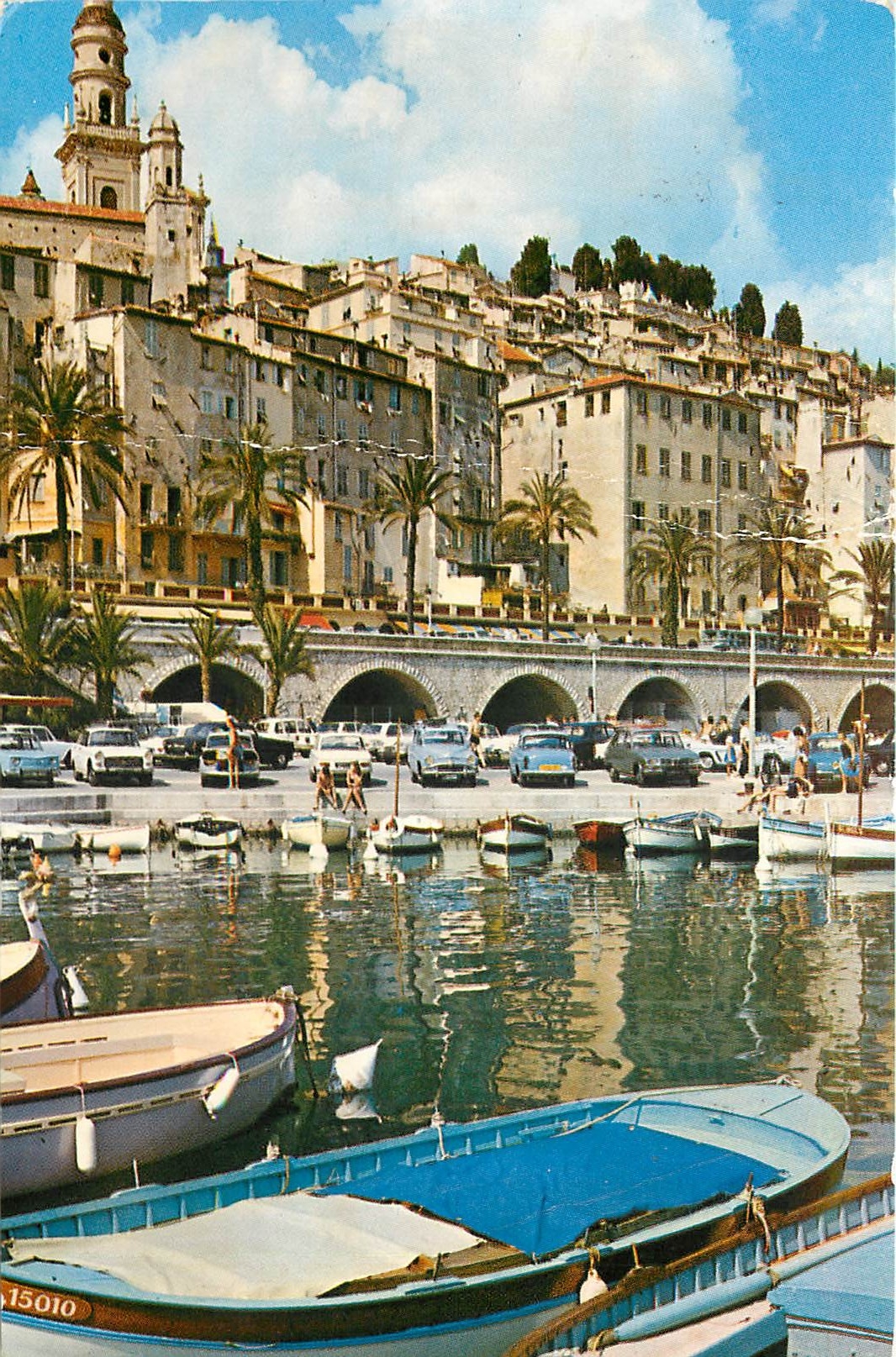 CPA Menton Un coin du Port et la Vieille Ville 