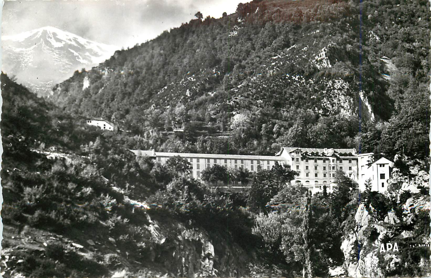 CPM La Preste les Bains Pyr Or Le Grand Hotel et le Costabonne enneige 