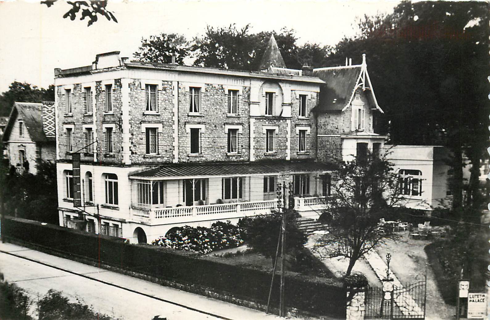 CPM Bagnoles de L'Orne Lutetia Palace 