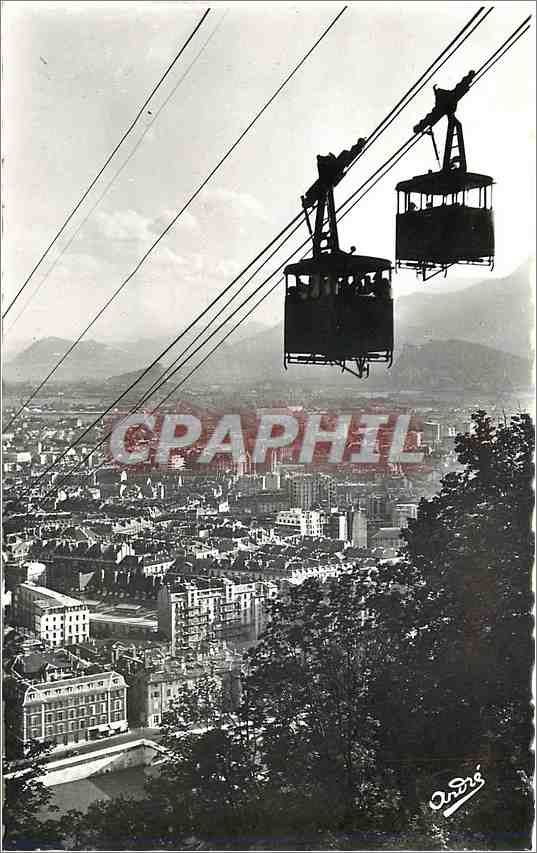 CPM Les Belles Alpes Francaises Grenoble Teleferique de la Bastille Croisement des deux bennes 