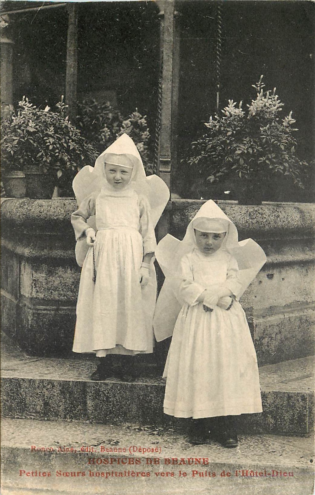 CPA Hospices Le Beaune Petites Soeurs hospitalieres vers le Puits de l'Hotel Dieu 