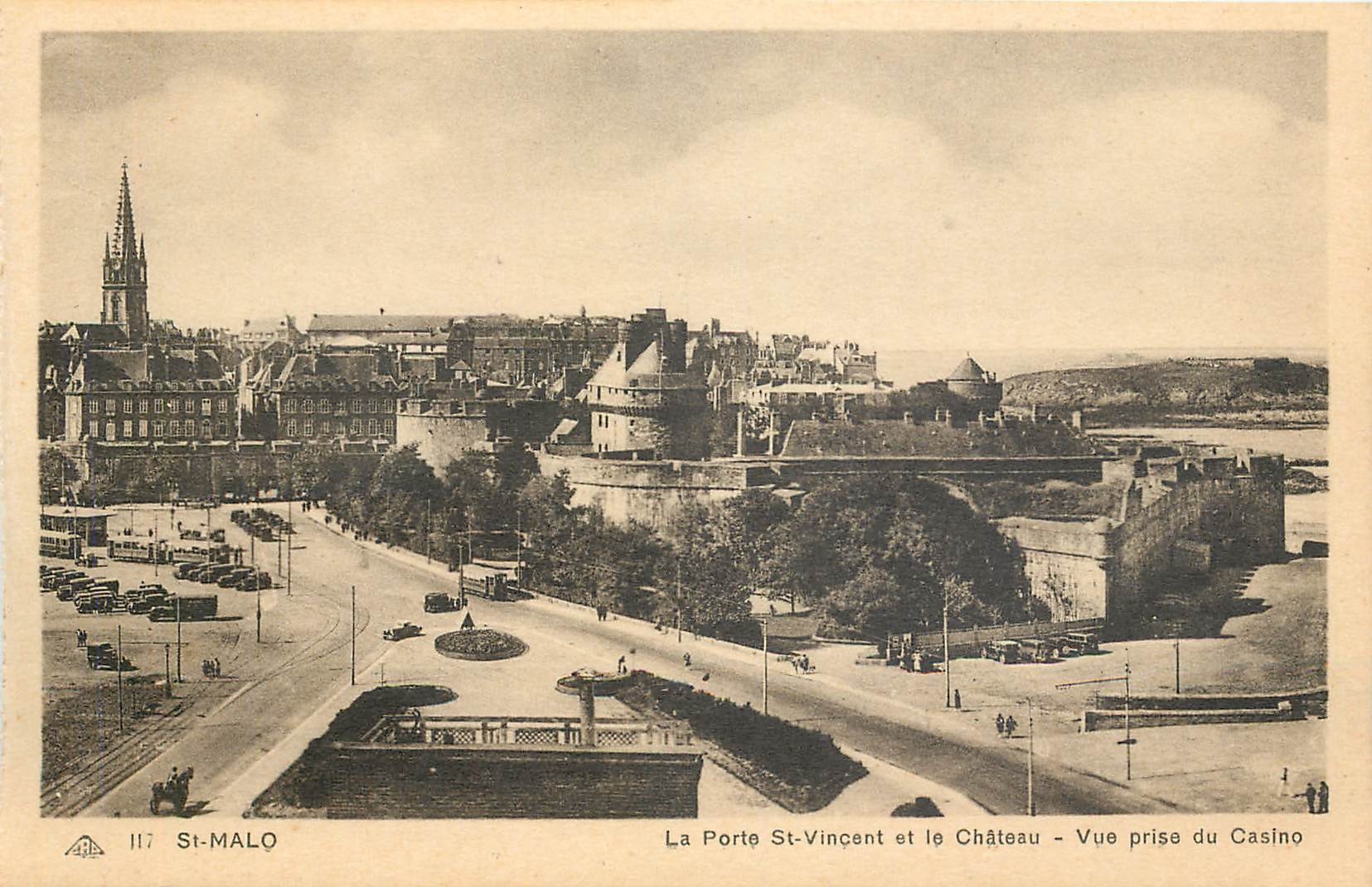 St-Malo — La Porte Saint-Vincent et le Château — Vue prise du Casino — n° 117
