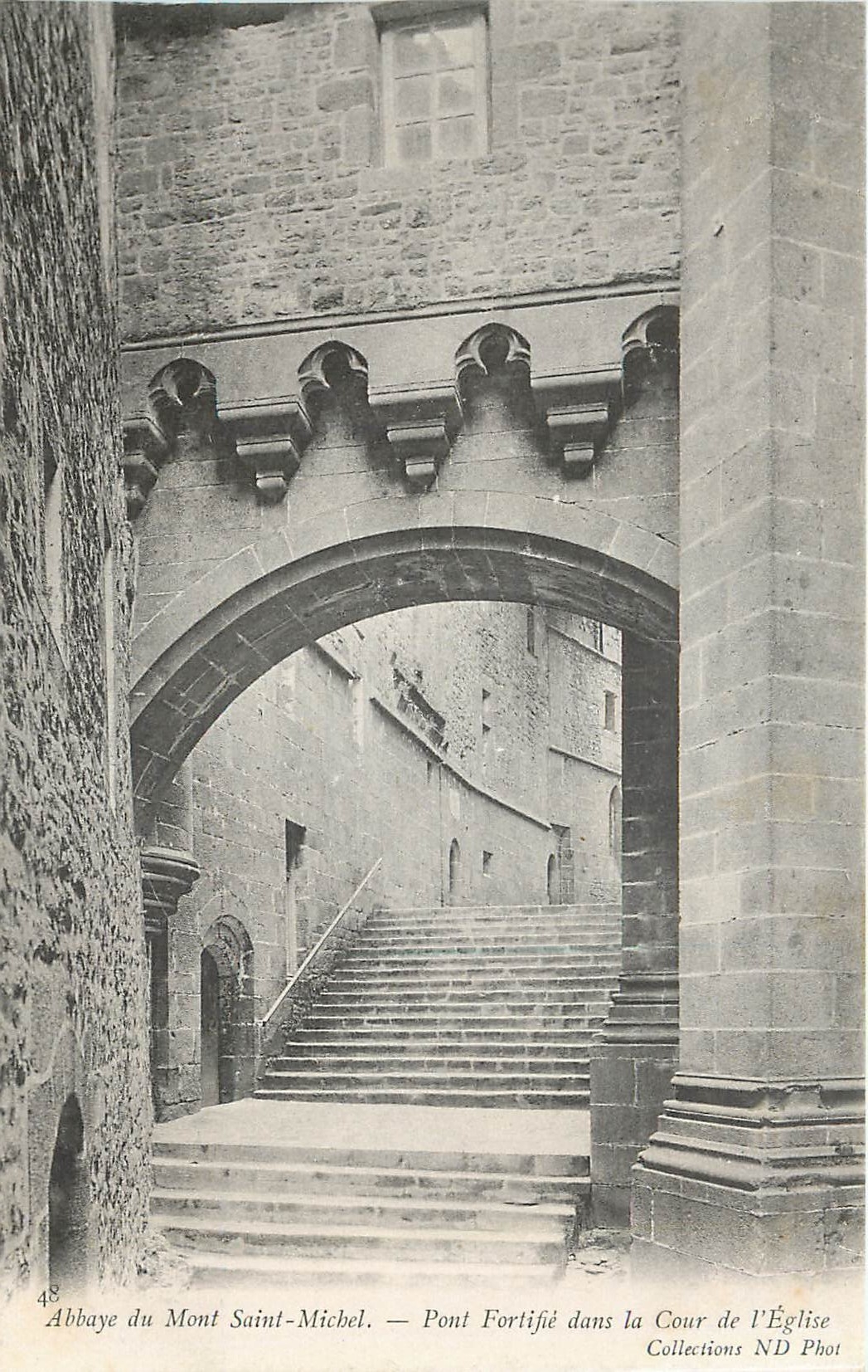 CPA Abbaye du Mont Saint Michel Pont Fortife dans la Cour de l'Eglise 