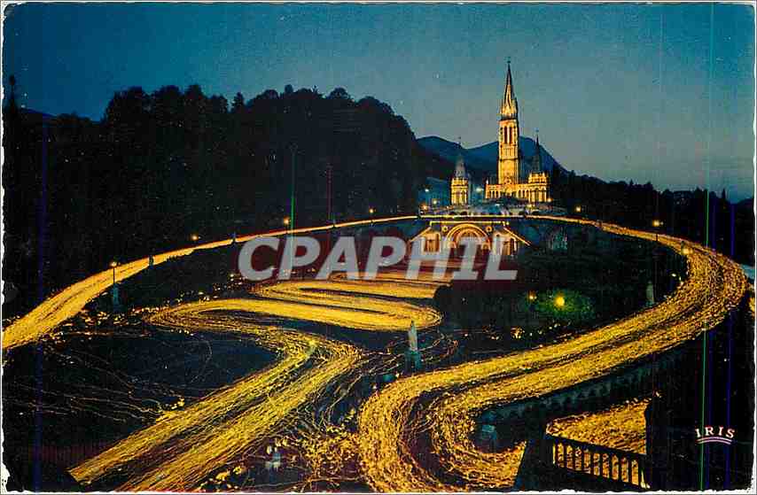 CPA Lourdes La Basilique illuminee et la Procession aux Flambeaux 