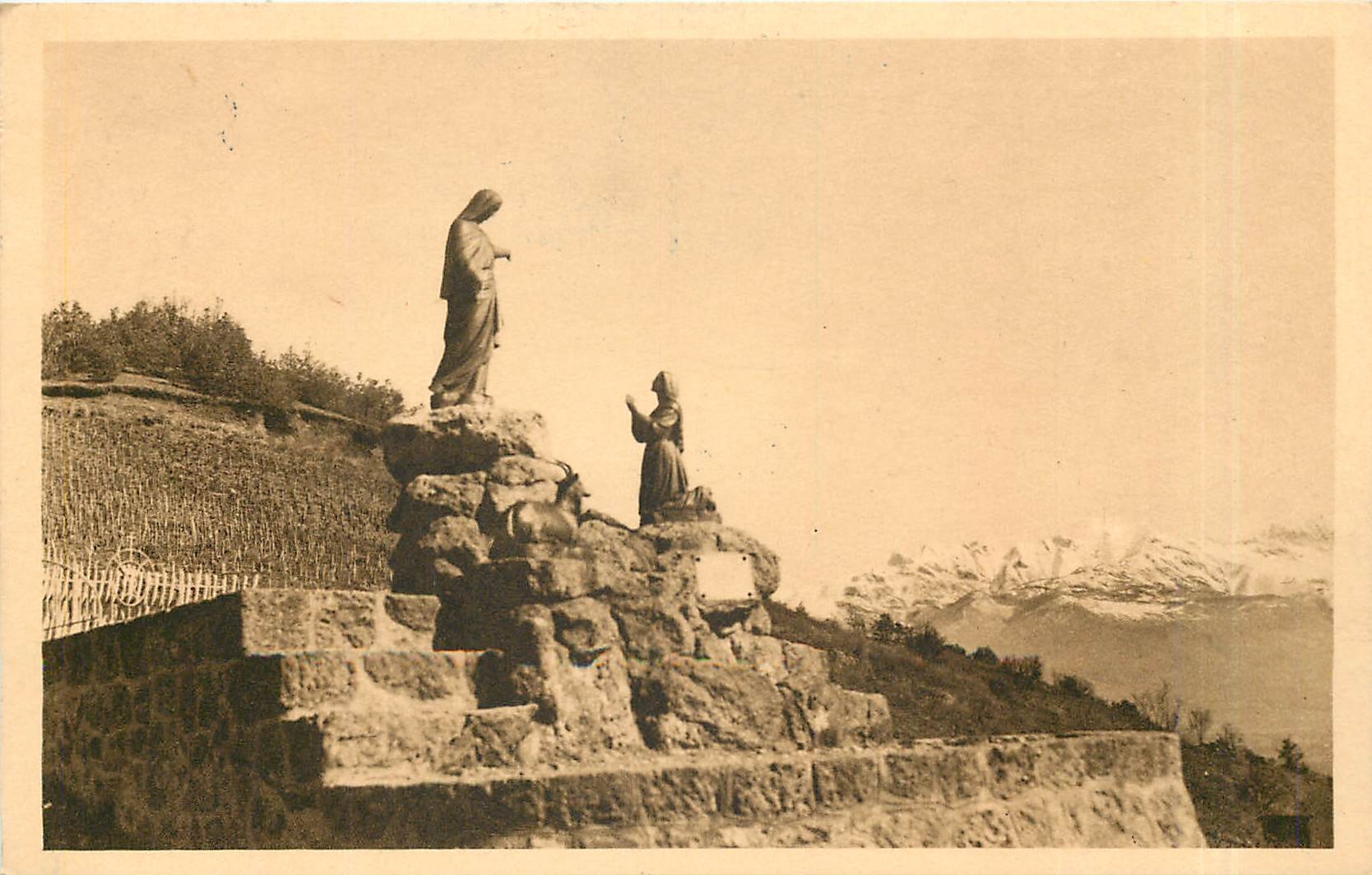 Notre-Dame du Laus — Monument de Pindarel — Magasin du Pèlerinage