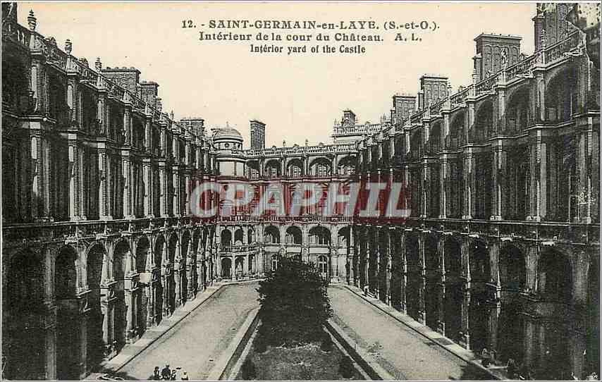 CPA Saint Germain en Laye S et O Interieur de la cour du Chateau 