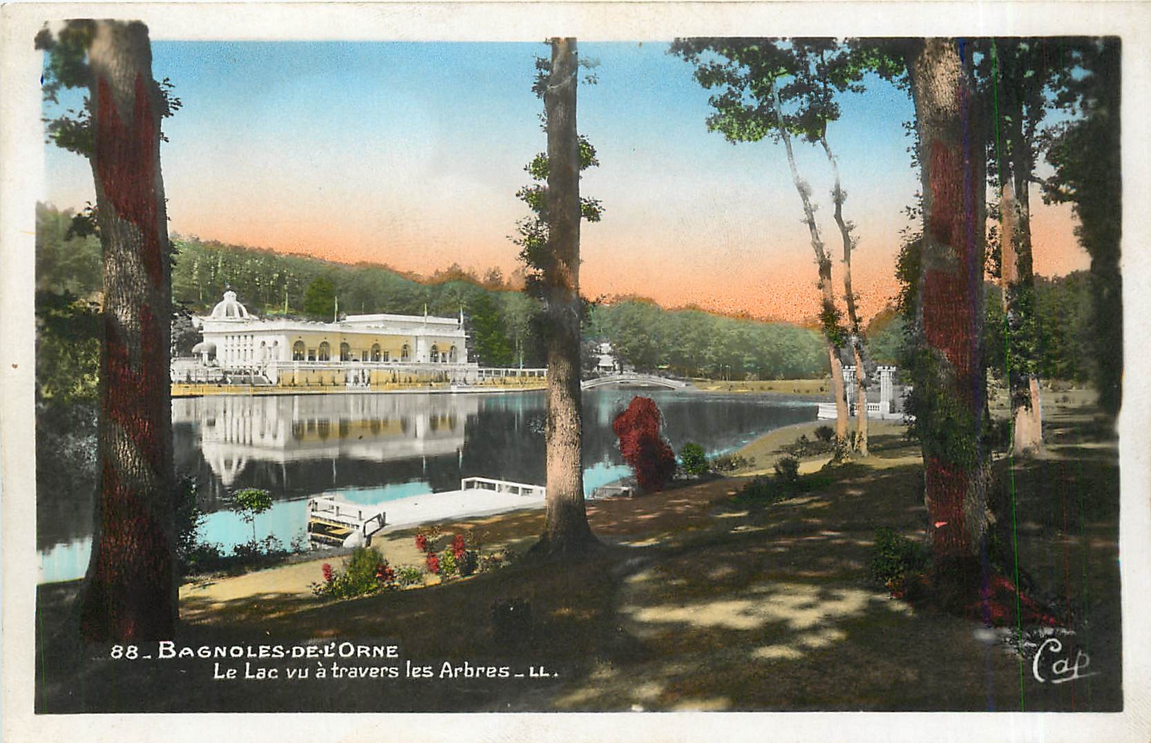 CPA Bagnoles de L'Orne Le Lac vu a travers les Arbes 