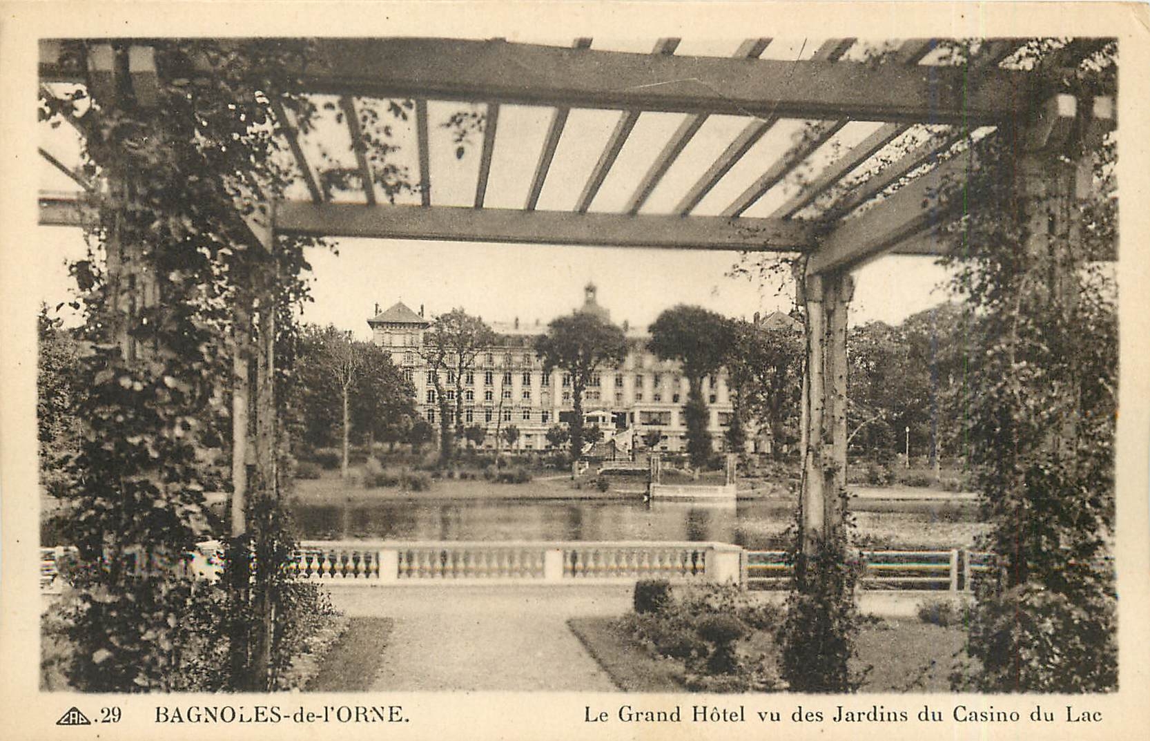 CPA Bagnoles de L'Orne Le Grand Hotel vu des Jardins du Casino du Lac 