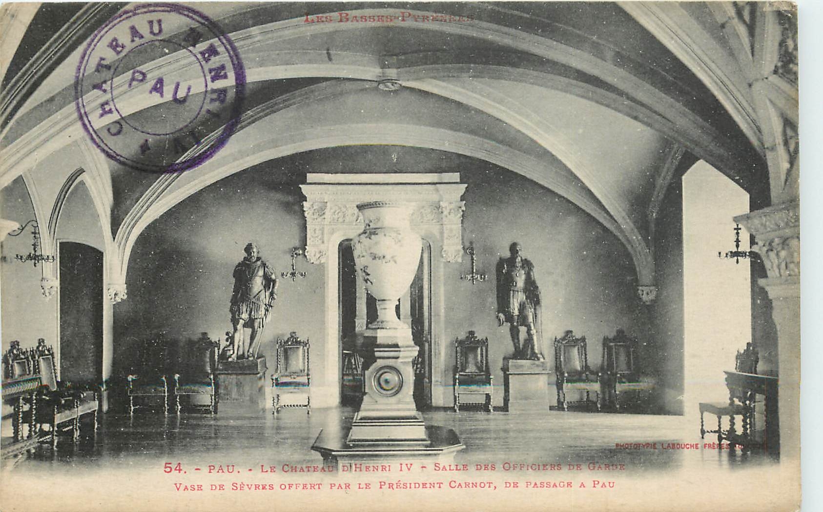 CPA Pau Le Chateau d'Henri IV Vase de Sevres