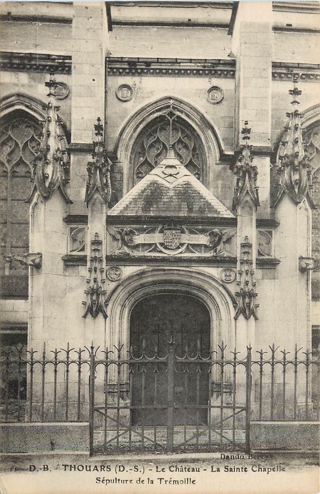 CPA Thouars D S Le Chateau La Sainte Chapelle Sepulture de la Tremoille 