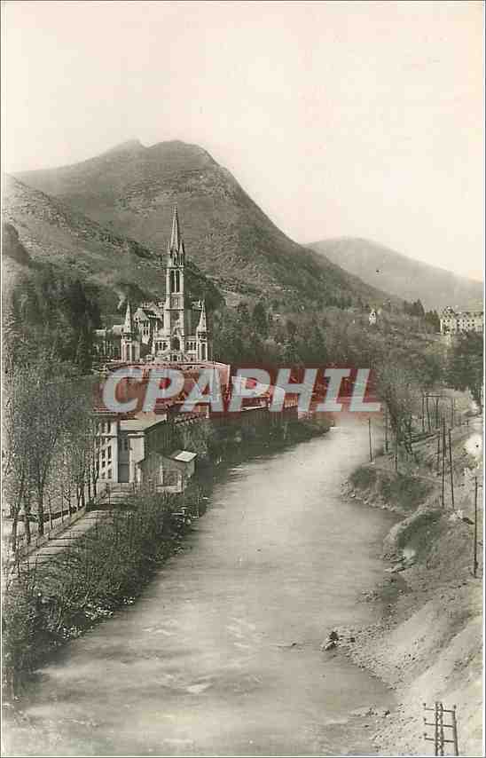CPA Lourdes La Basilique et le Gave 