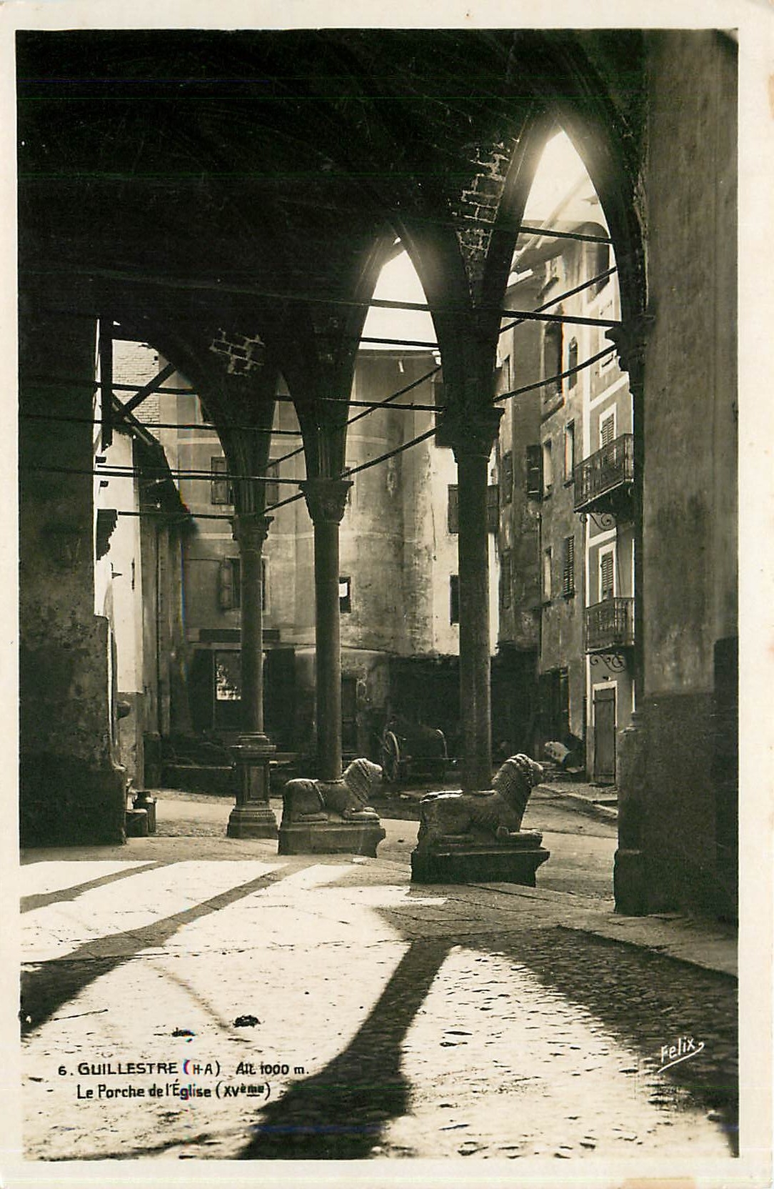 CPA Guillestre Le Porche de l'Eglise 