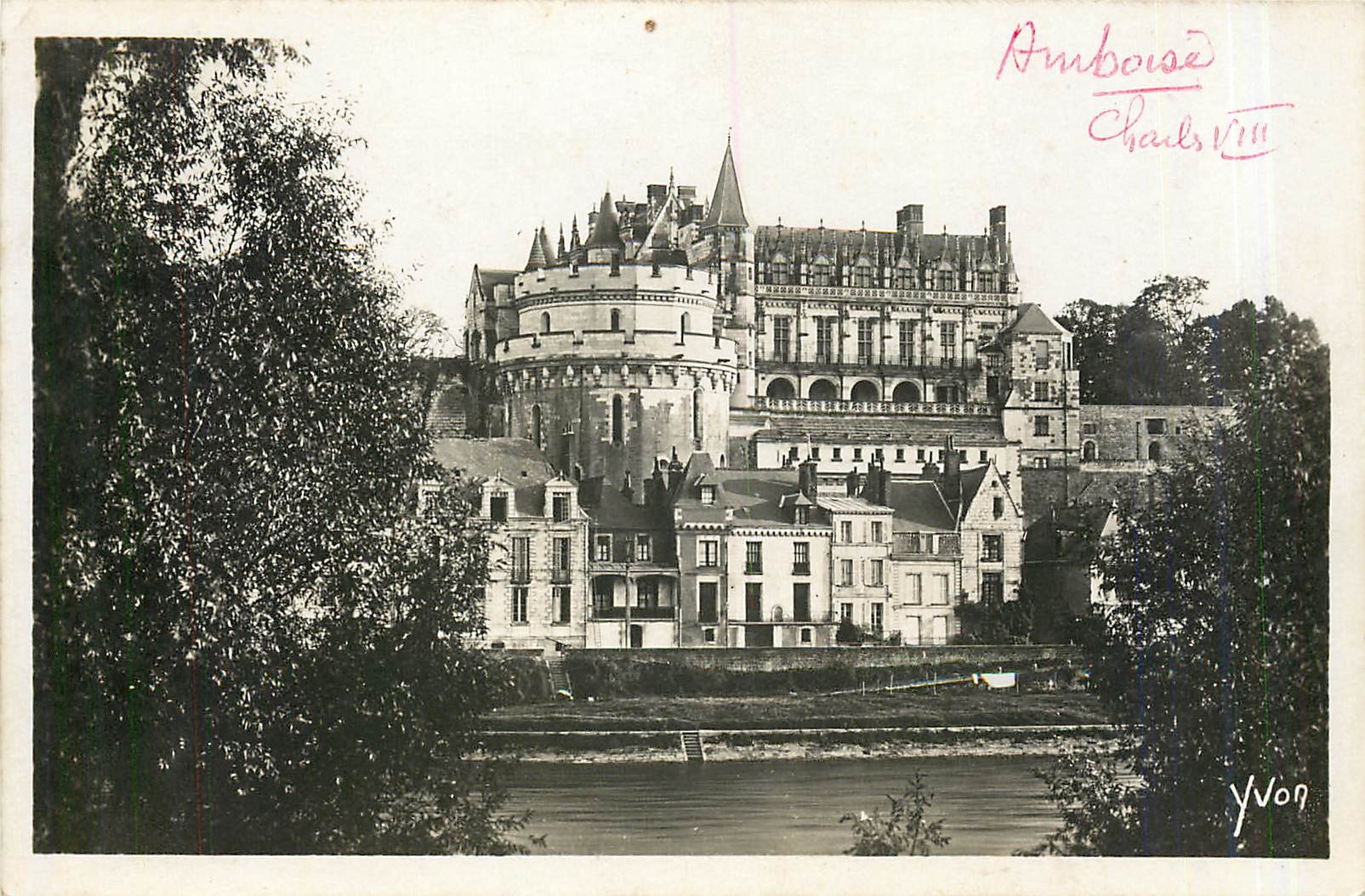 CPM Chateaux de la Loire Chateau d'Amboise vu des bords de la Loire 