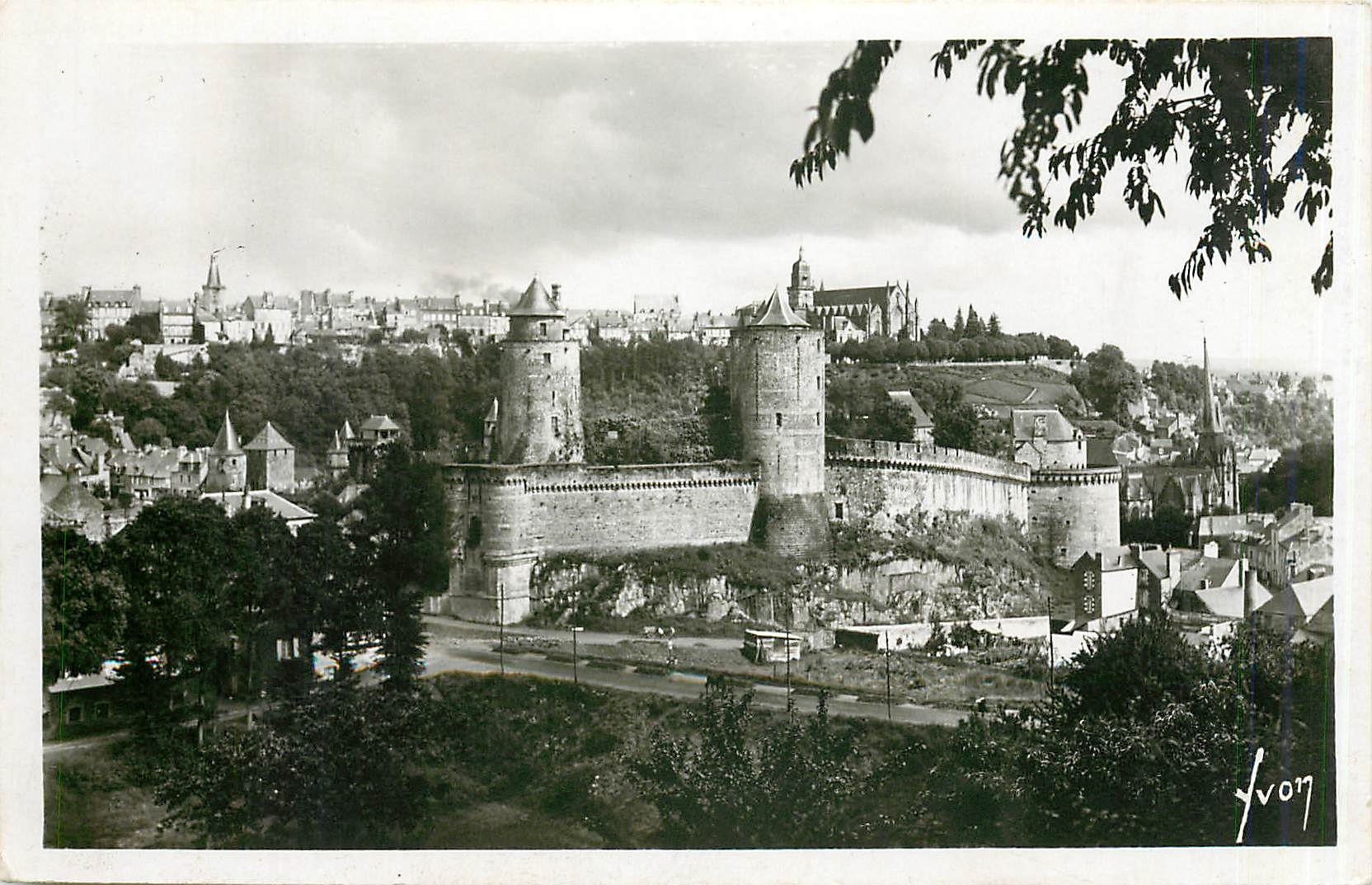 Fougères (Ille-et-Vilaine) — Le Château et la Ville Haute — Les Éditions d'Art Marret, Paris