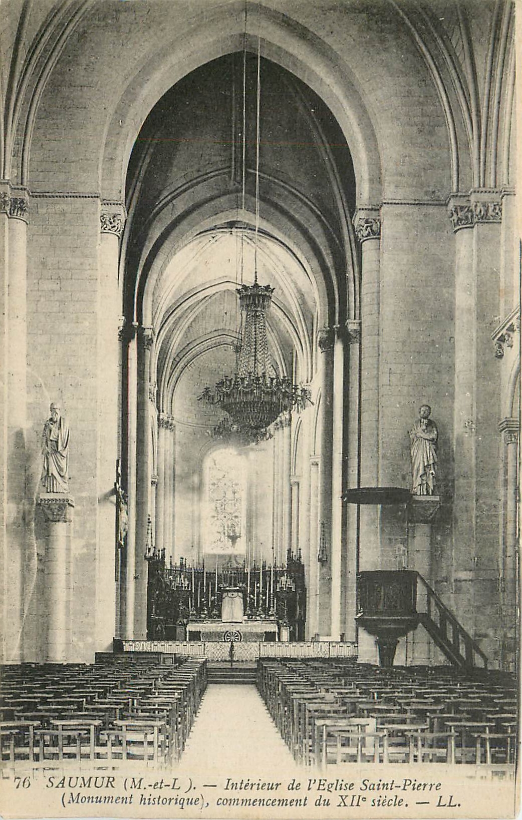CPA Saumur M et L Interieur de l'Eglise Saint Pierre 