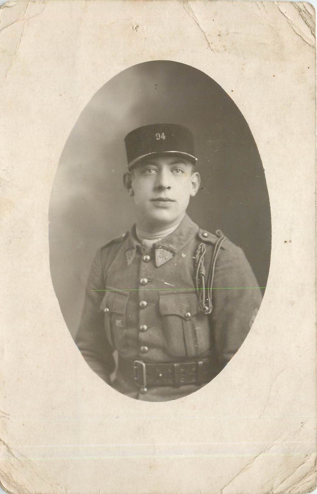 Soldat en uniforme — numéro 94 sur casquette et veste — photographie de studio