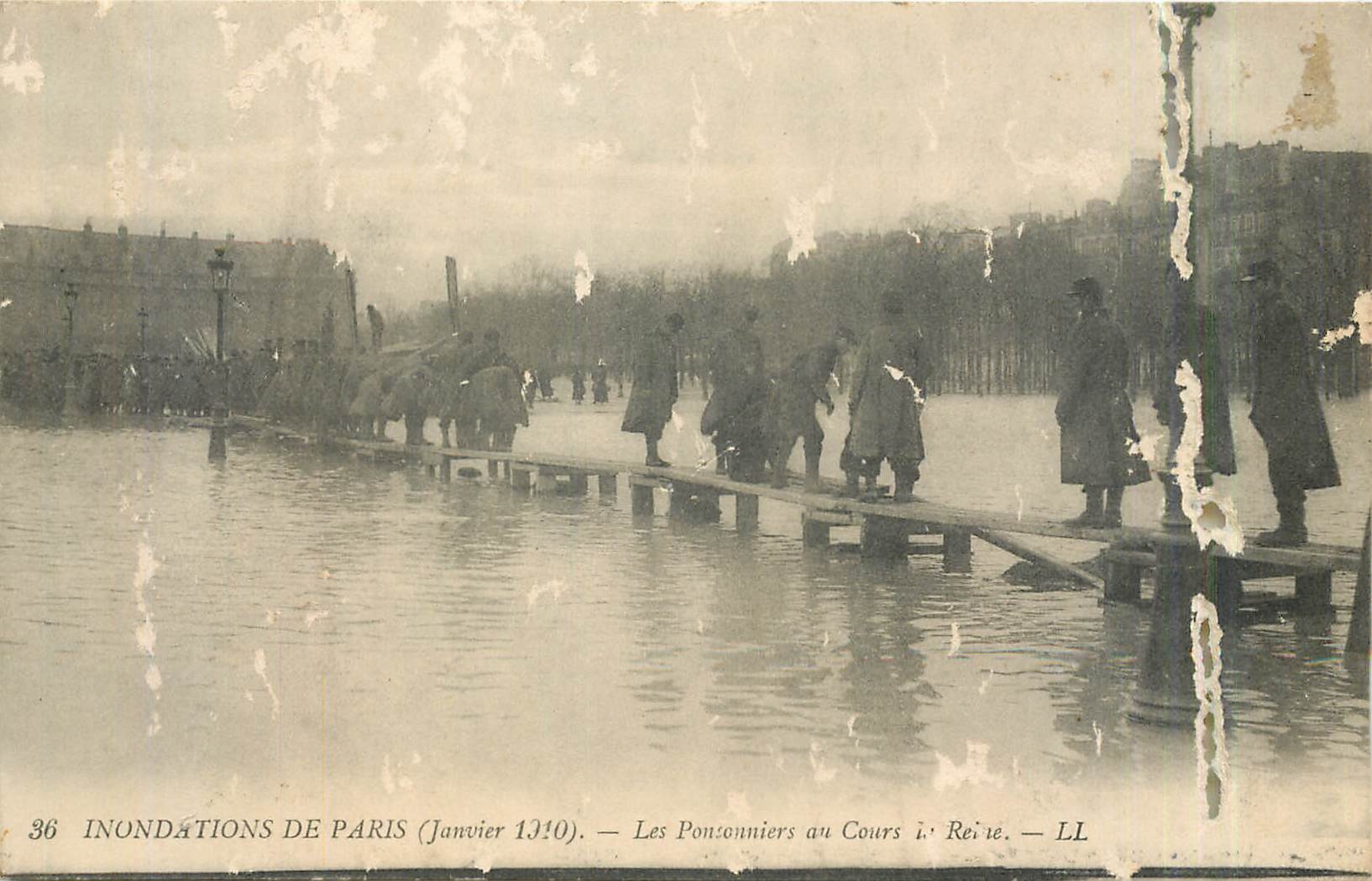 CPA Inondations de Paris Les Pontonniers au Cours de Reine 