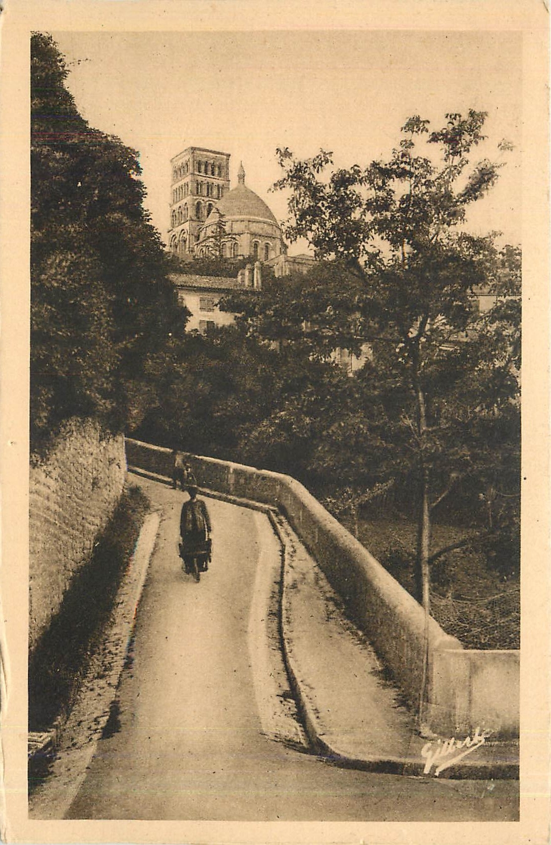 CPA Angouleme Vieille Rue Saint Martin et la Cathedrale 