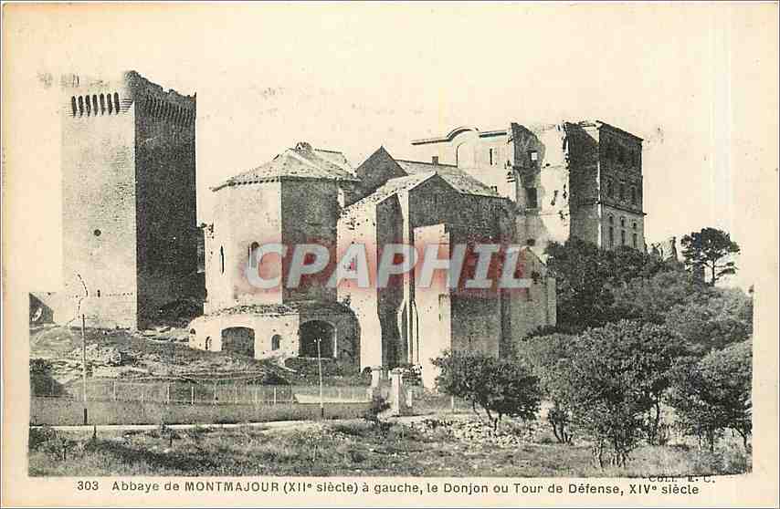 CPA Abbaye de Montmajour a gauche le Donjon ou Tour de Defense 