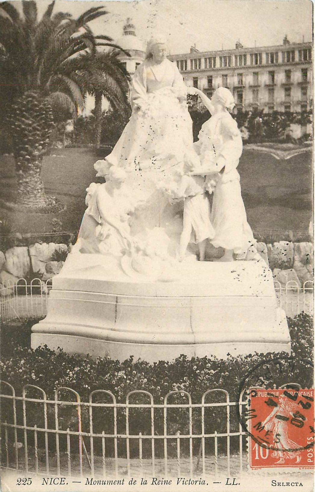 CPA Nice Monument de la Reine Victoria 