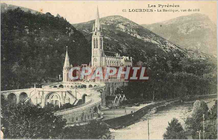 CPA Lourdes La Basilique vue de cote 