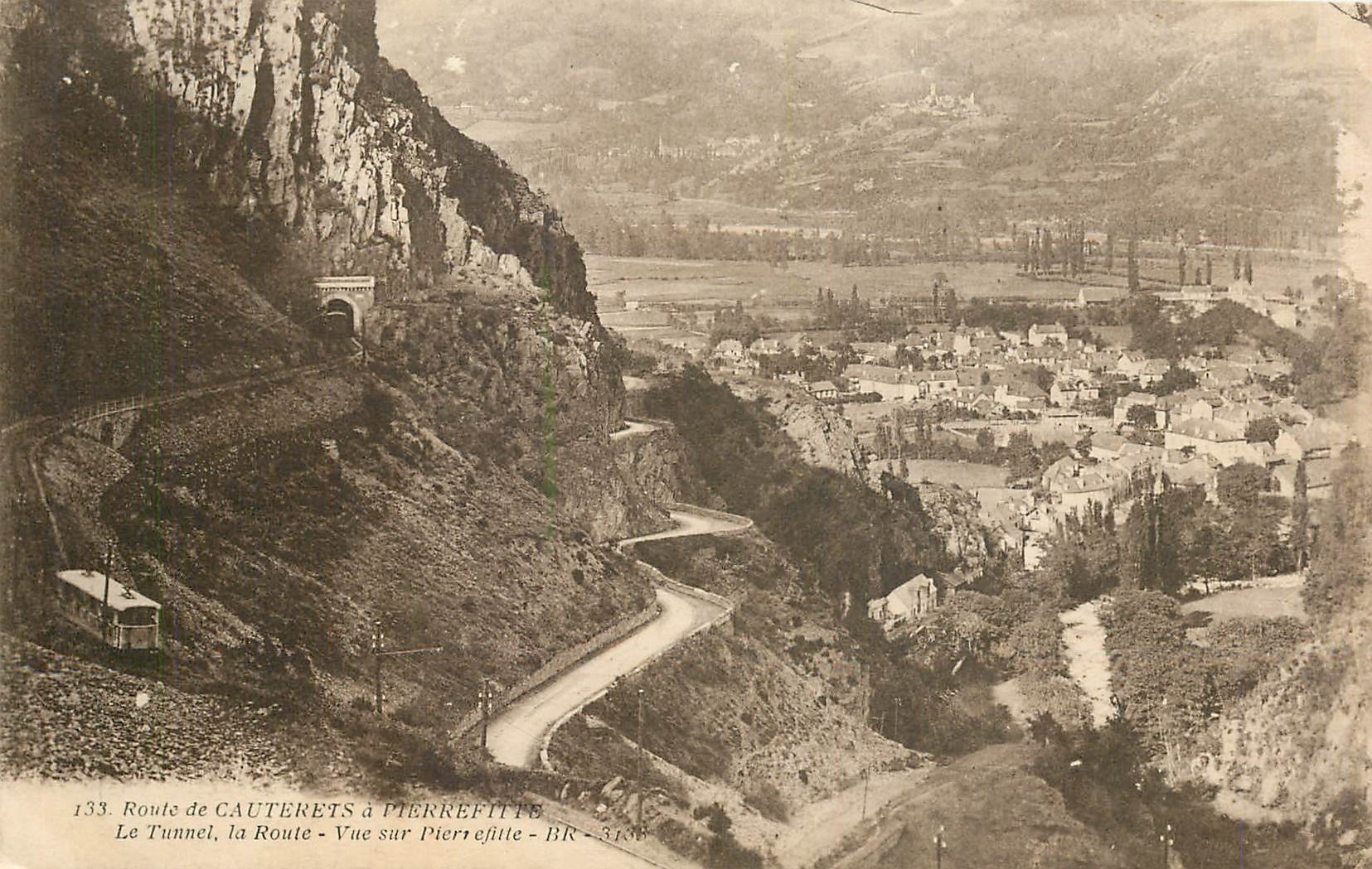 CPA Route de Cauterets a Pierrefitte Le tunnel LA route Vue sur Pierrefitte