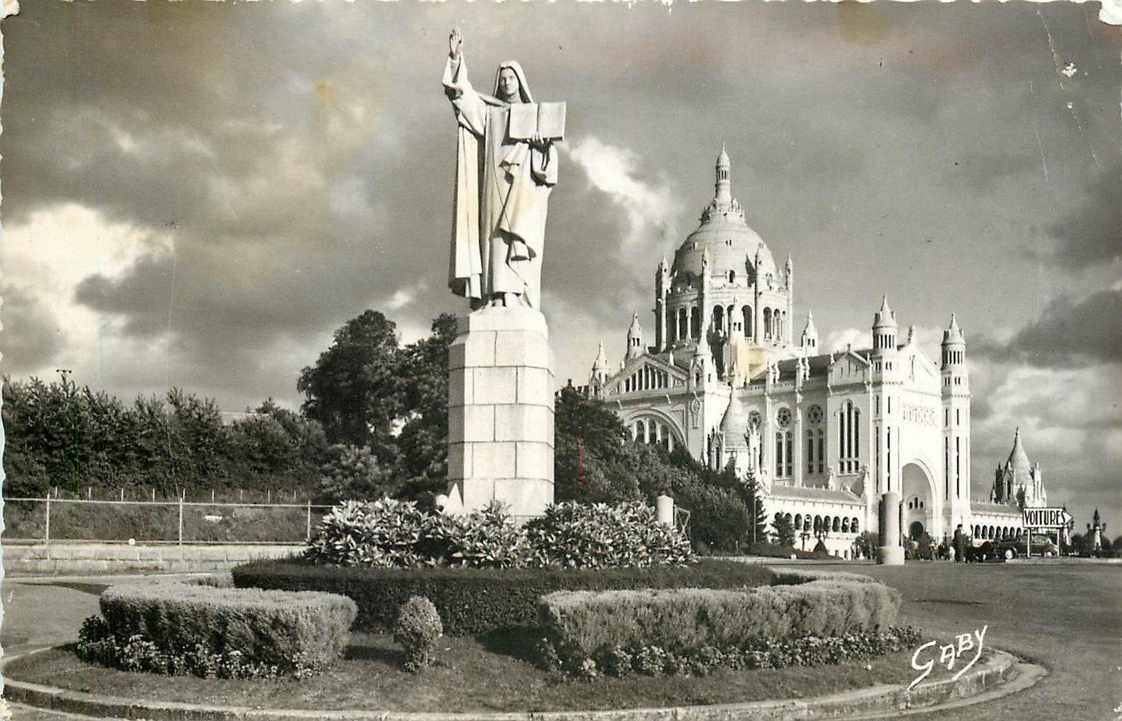 CPM Lisieux Calvados Statue de Sainte Therese et la Basilique 
