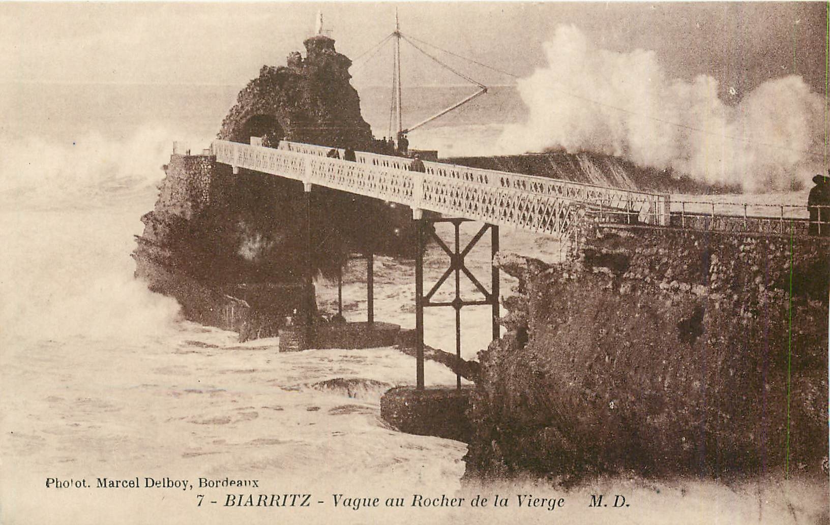 CPA Biarritz Vague au Rocher de la Vierge 