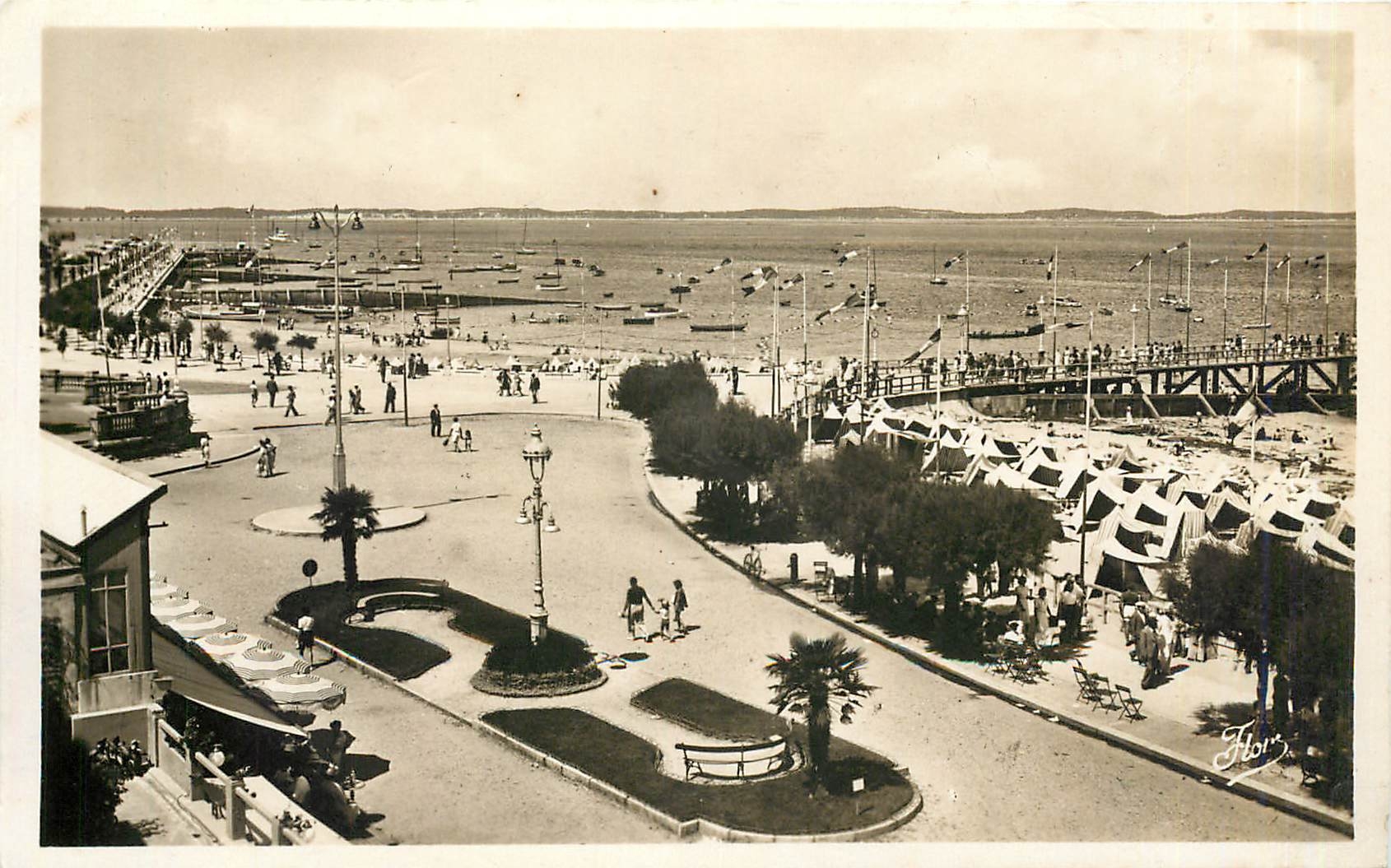 CPA Arcachon La place Thiers et la Jetee 