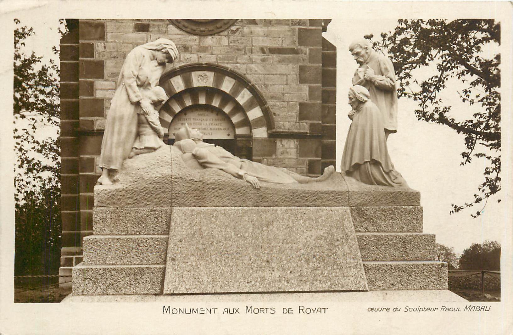 CPA Monument aux Morts de Royat 