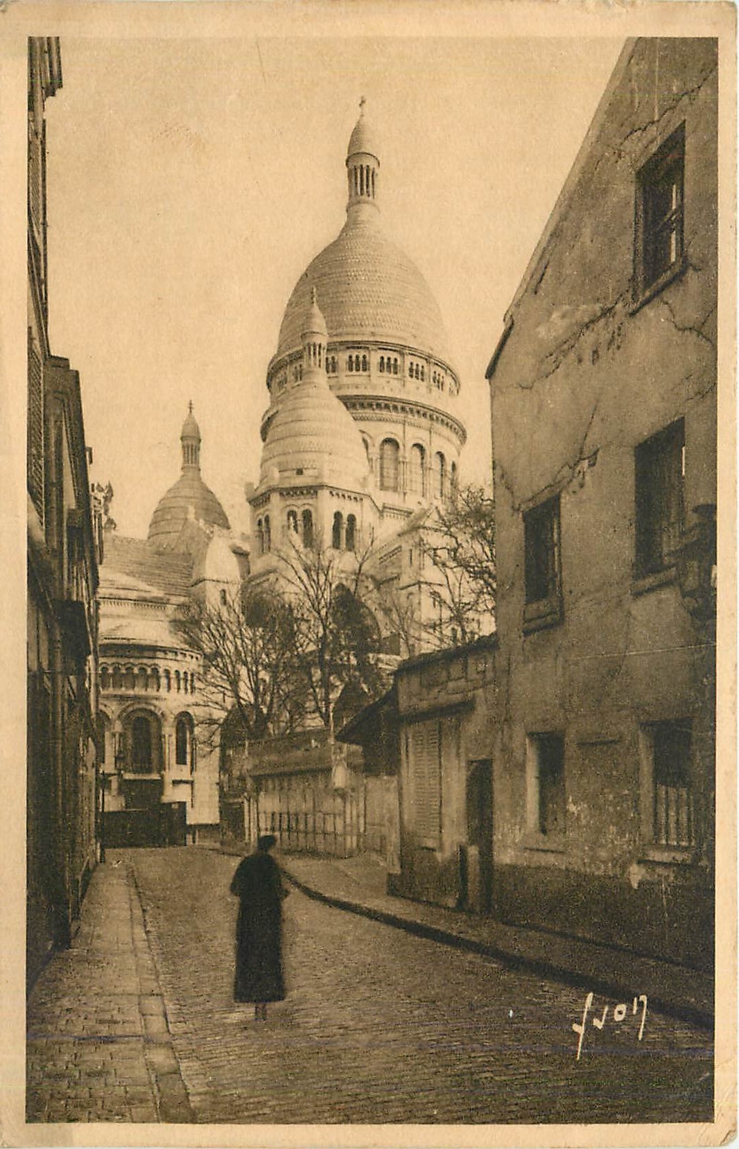 CPA Paris La Basilique du Sacre Coeur vue de la rue du Chevalier de la Barre 
