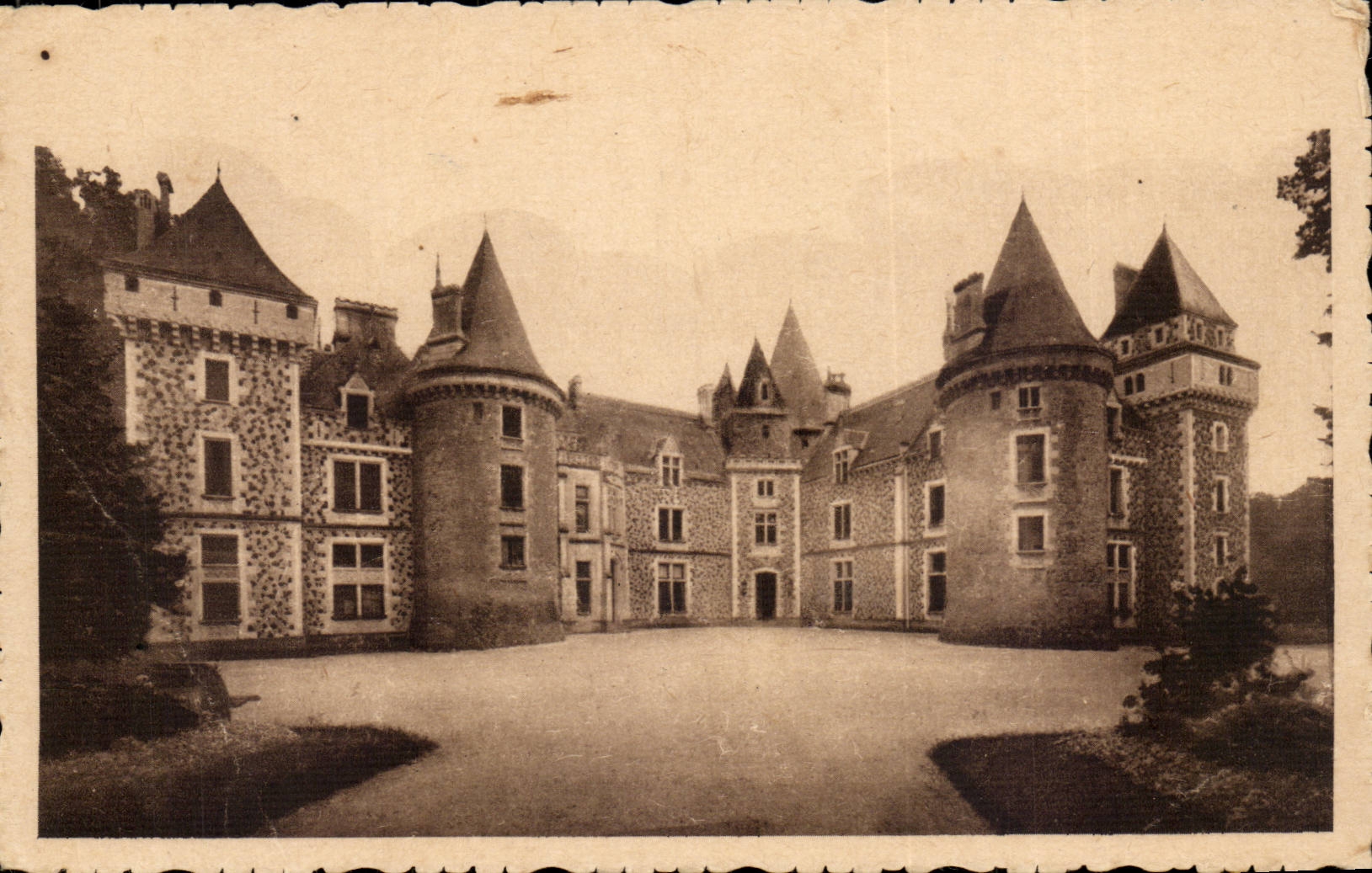 CPA Chateau VEndoeuvres Lancosme Chateau restaure par la Chaise