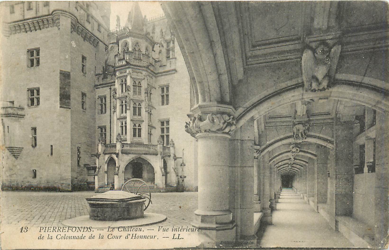 PierreFonds — Das Schloss. Innenansicht der Säulenreihe des Ehrenhofes — LL. — Éditions Lacin