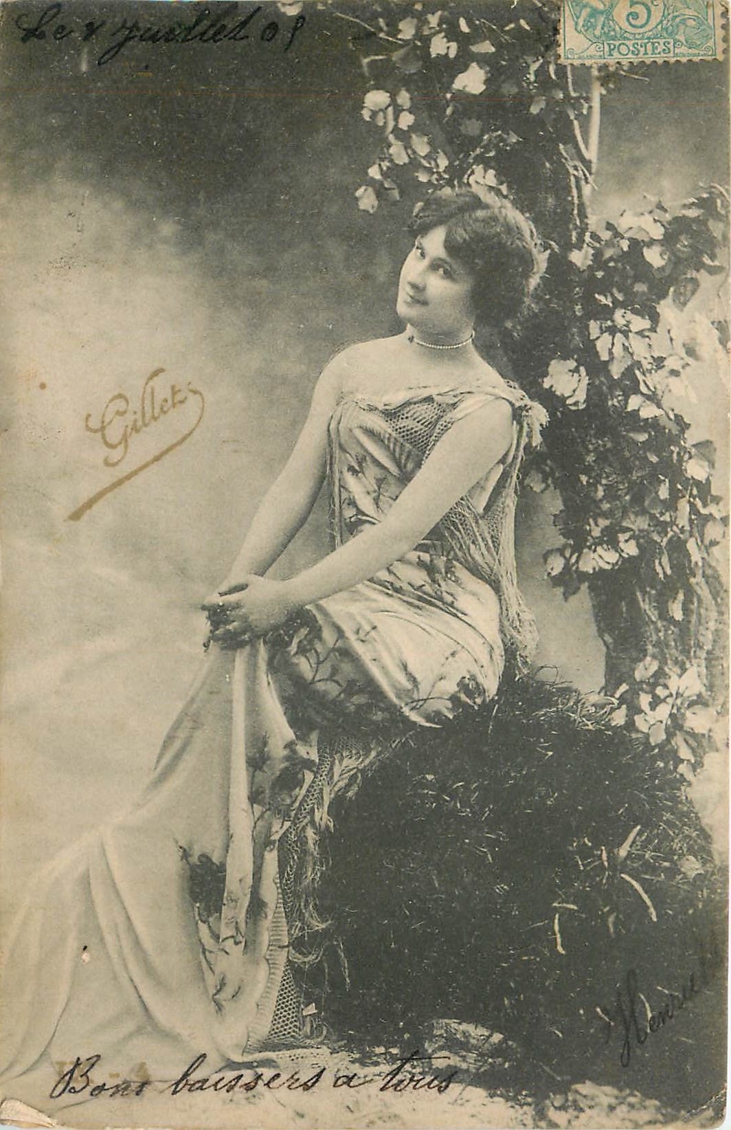 Femme en robe élégante — portrait studio — Gillet, Paris - Recto