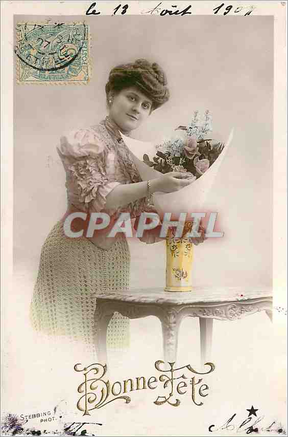 Frau in Kleid mit Mustern, die einen Blumenstrauß hält — Stebbing Fotografie — VBC Serie Nr. 3164 - 3e