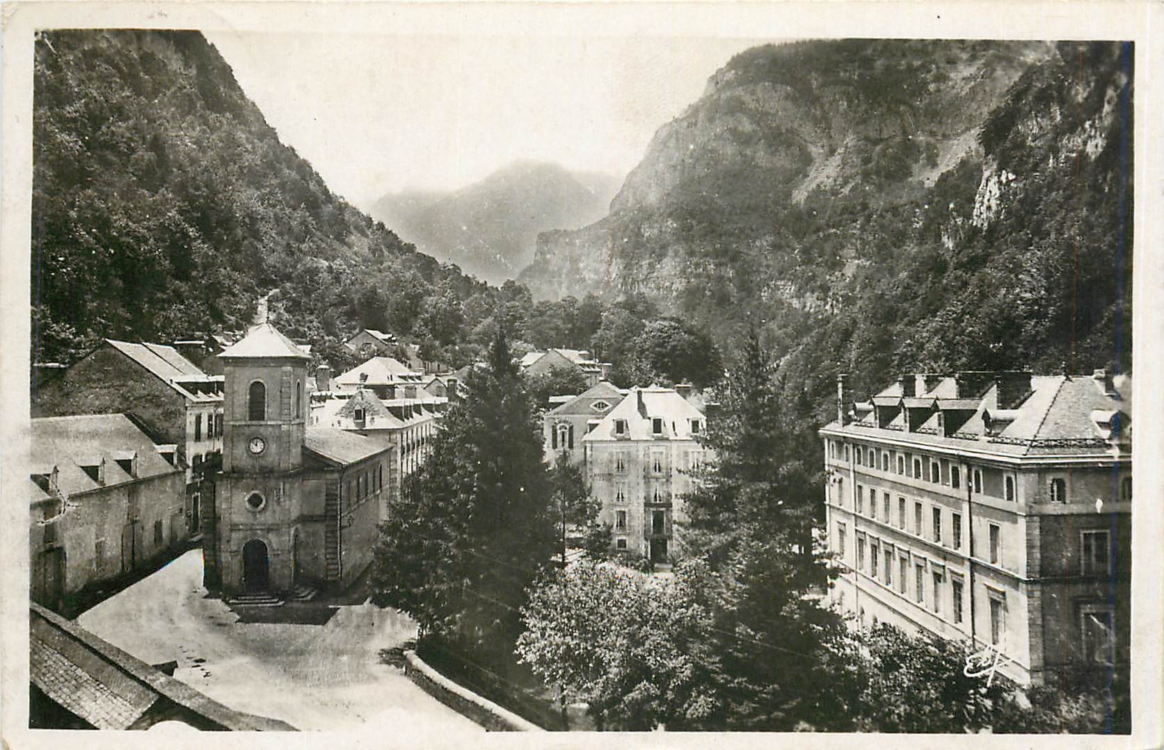 CPA Eaux-Chaudes - Vue generale Eglise et Etablisement Thermal
