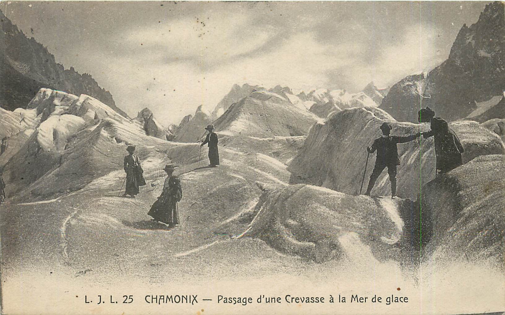 CPA Chamonix - Passage d'une Crevasse a la mer de glace Alpinisme