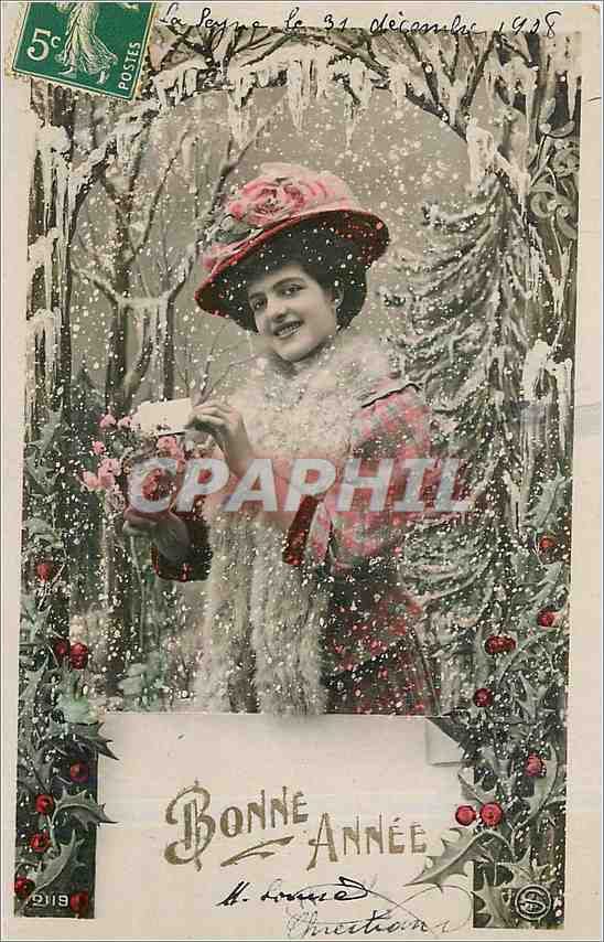 Femme en hiver — décor de neige et guirlandes — éditeur non visible