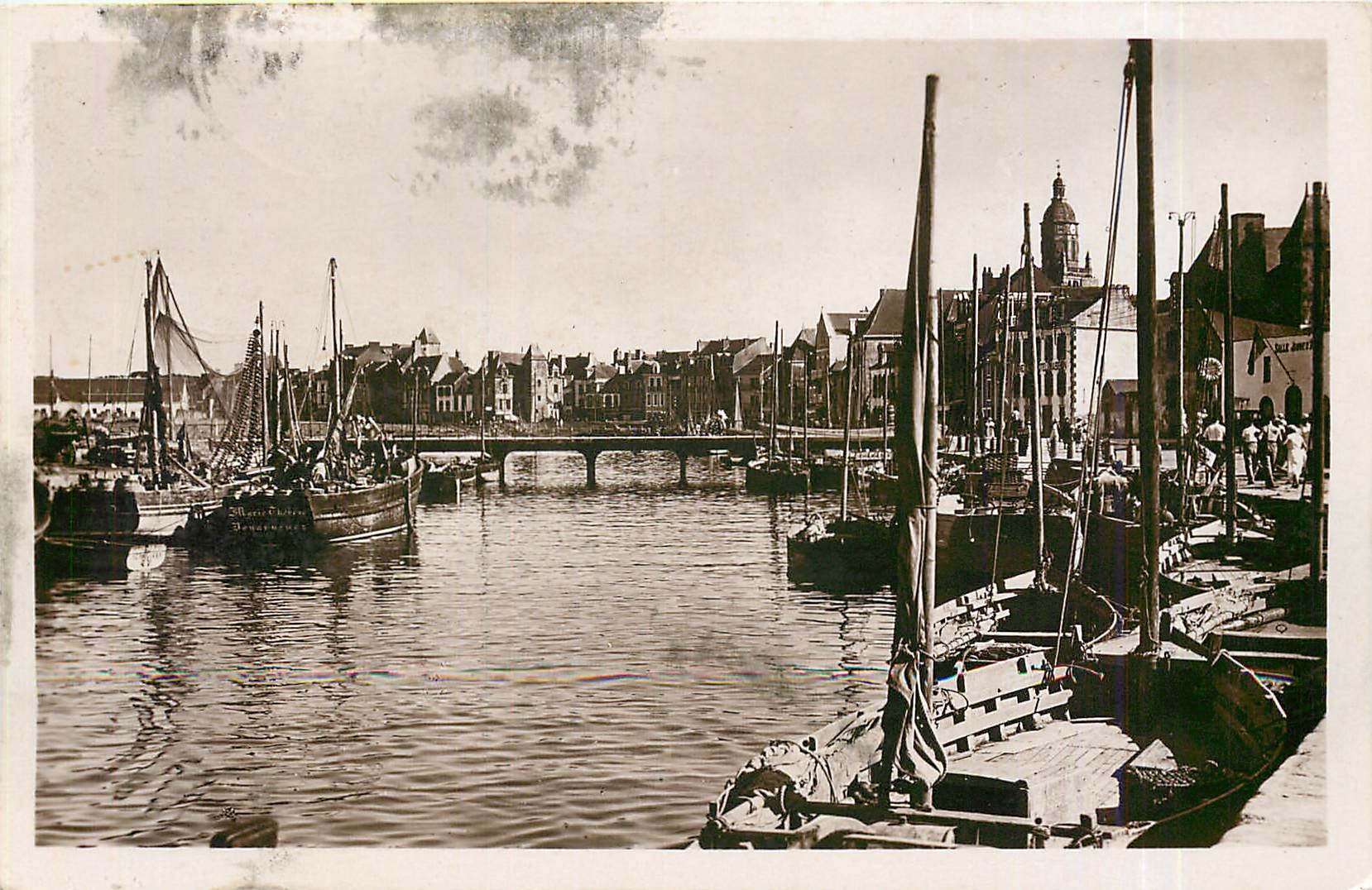 CPA Le Croisic - Le Port a maree haute Bateaux de peche