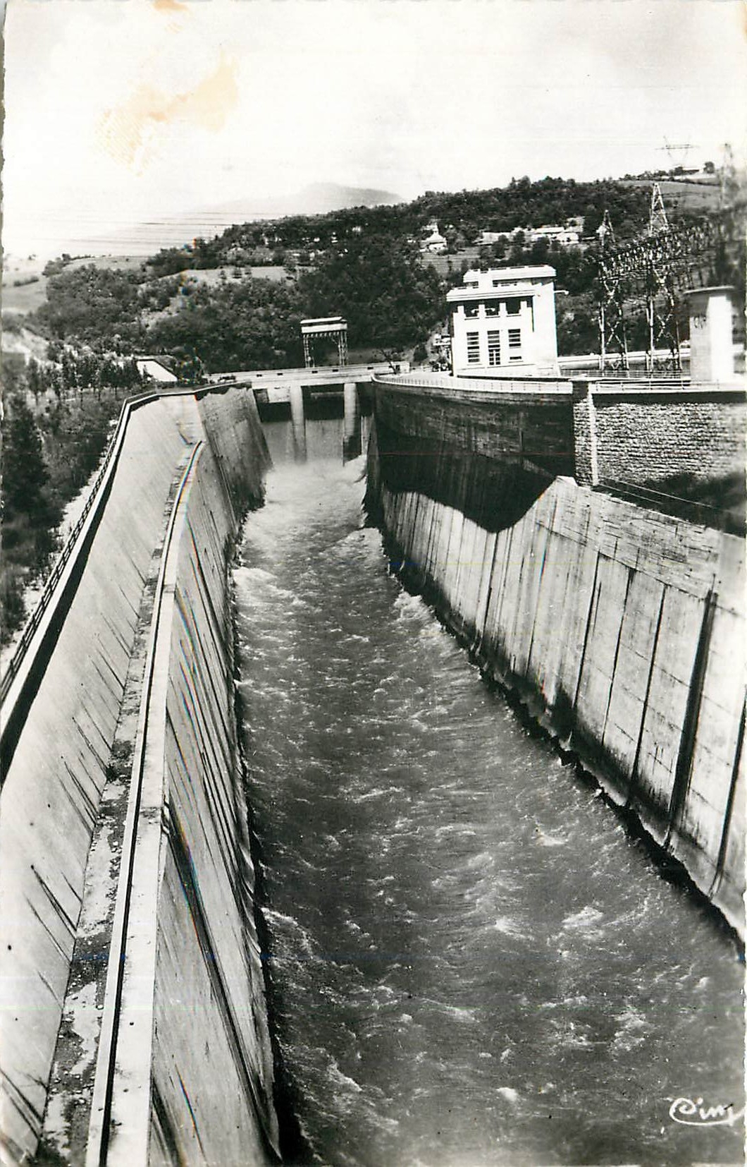 CPM Barrage de Genissiat (Ain) Canal evacuateur de crues et Batiment d'administration