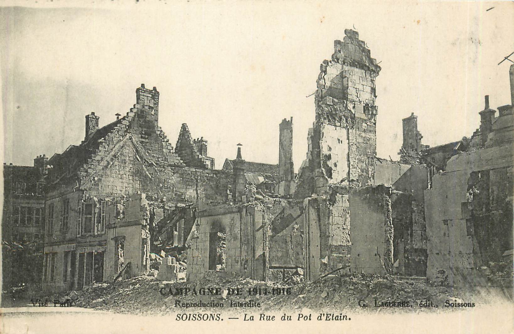 CPA Soissons - La Rue du Pot d'Elain Militaria