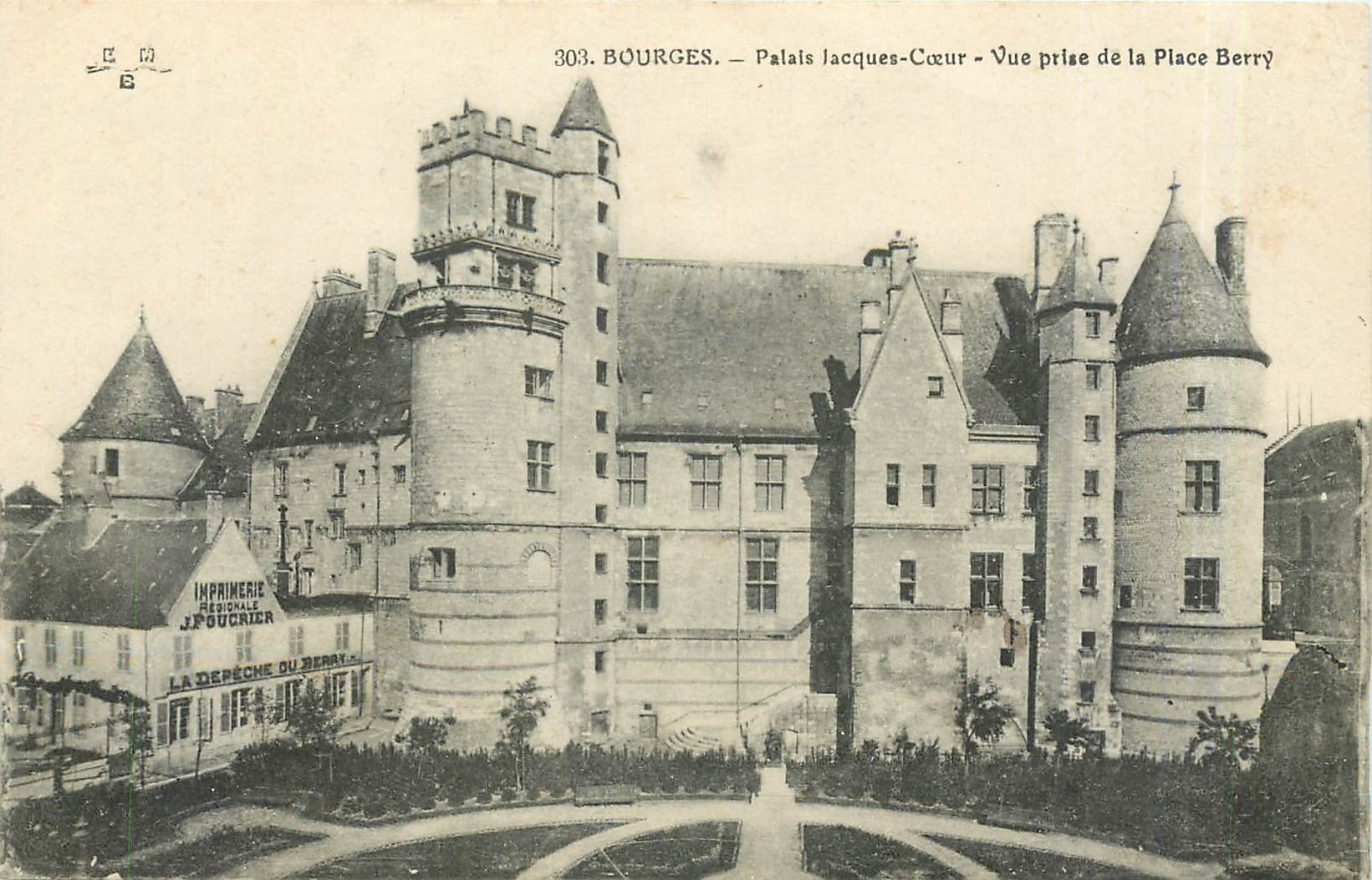 CPA Bourges - Palais Jacques-Coeur - Vue prise de la Place Berry