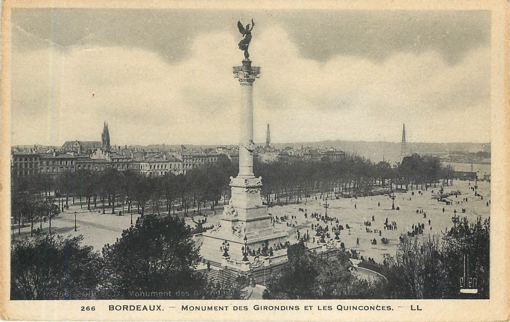 CPA Bordeaux - Monument des Girondins et les Quinconces